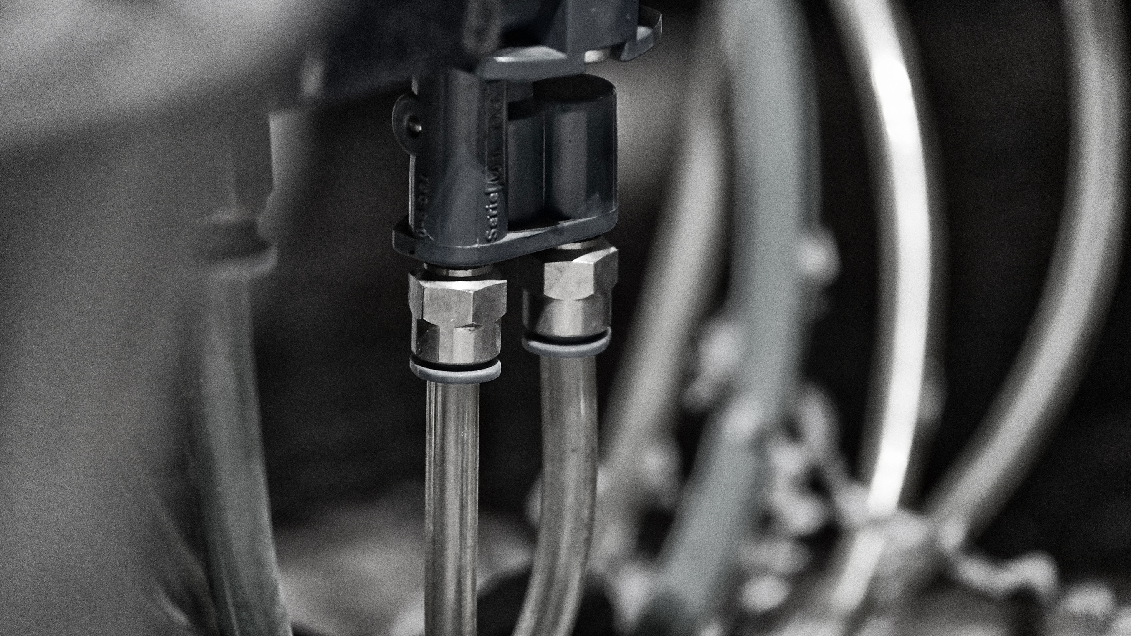 Detailaufnahme der Maschinenpneumatik für die automatisierte und prozesssichere CNC-Kunststoffbearbeitung